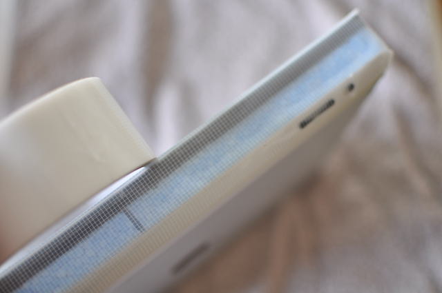 iPadで作ったモニター側面を透明感のある養生テープで覆いました