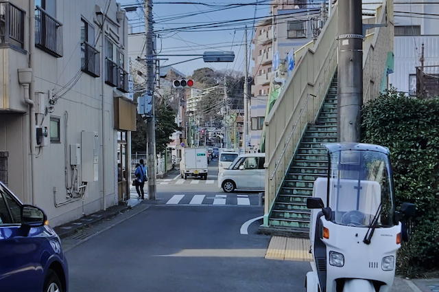沼間小学校からJR東逗子駅へ向かう道