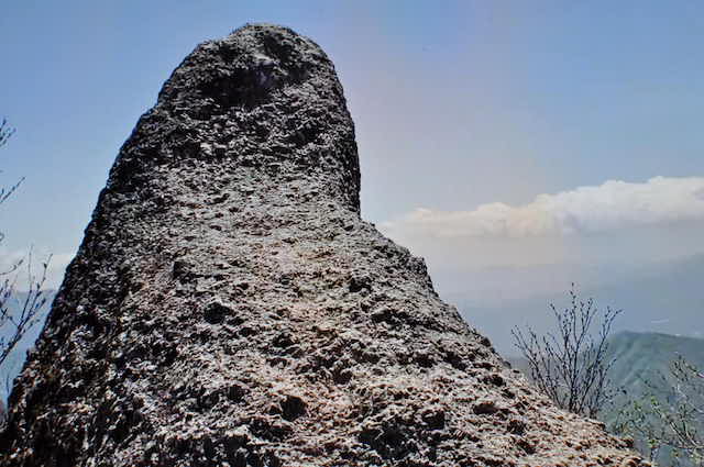 鬼ケ岳山頂にある、鬼のツノのような岩