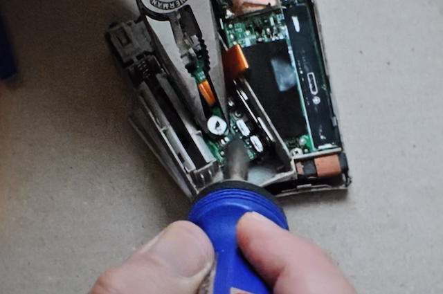 SRF-M95のボタン電池をはずす