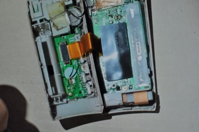 SRF-M95の基板上に電池のための配線を半田付け
