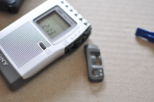 SONY_ICF-R300の裏側から部品を外す