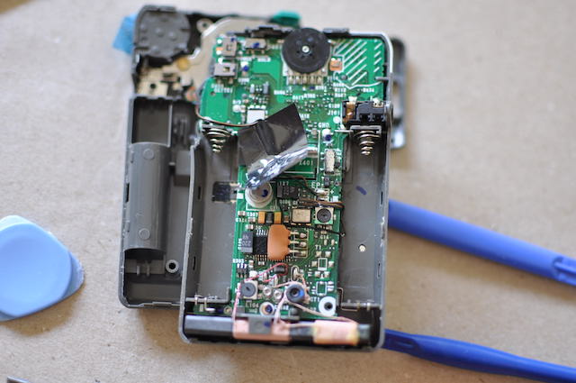 SONY_ICF-R300を開けたところ