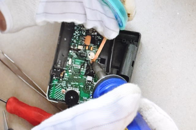 SONY_ICF-R300のボタン電池をはんだ吸い取り線で外す