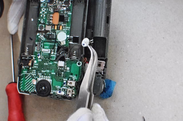 SONY_ICF-R300をのボタン電池をはんだ吸い取り線で外す