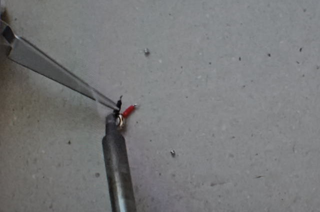 ボタン電池に使う線をハンダ付けする