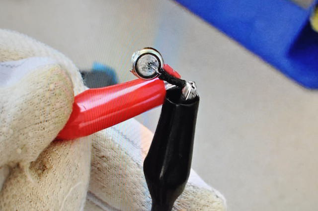 ボタン電池をマルチメーターで確認する