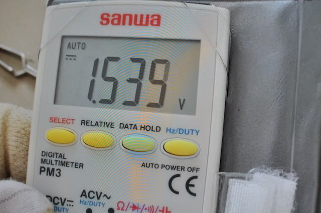 ボタン電池をマルチメーターで確認する