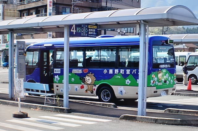 バス乗り場に停車中のコミュニティバス