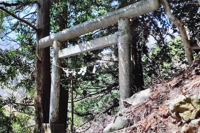 日向大谷口から両神山の登山道にある鳥居