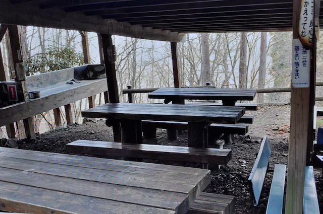 清滝小屋前の休憩所