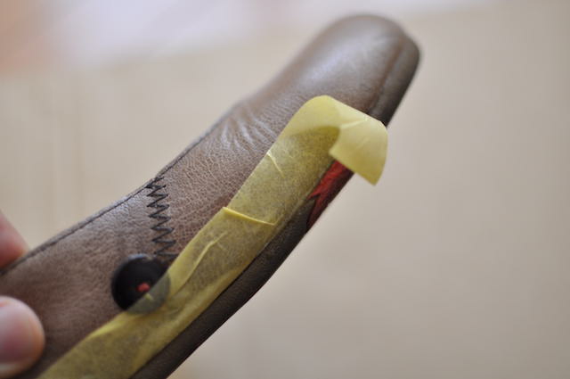 靴ソール剥がれの修理具合を確認中
