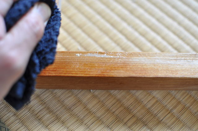 古い障子紙を濡らして剥がす
