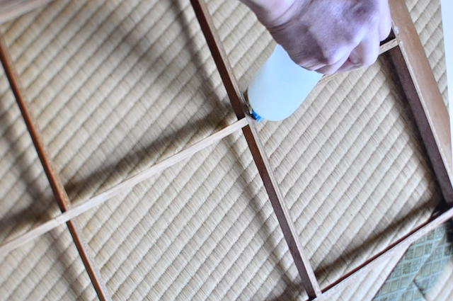 障子枠にノリを塗布する