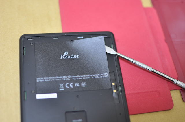 SONY-Readerの電池カバーのシールをはずす