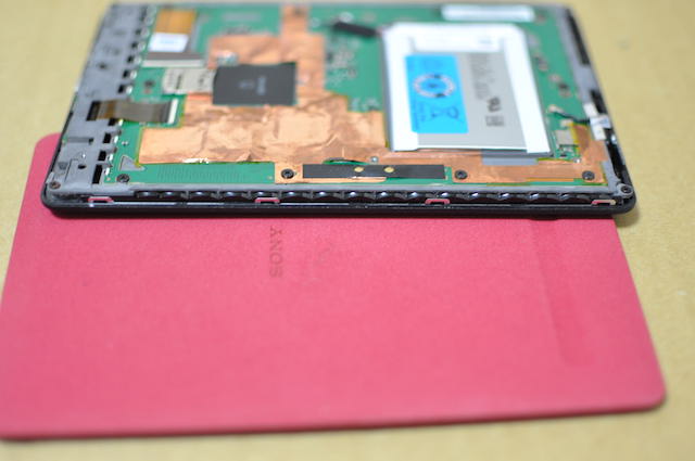 SONY-Readerの分解中、爪の受け口の位置