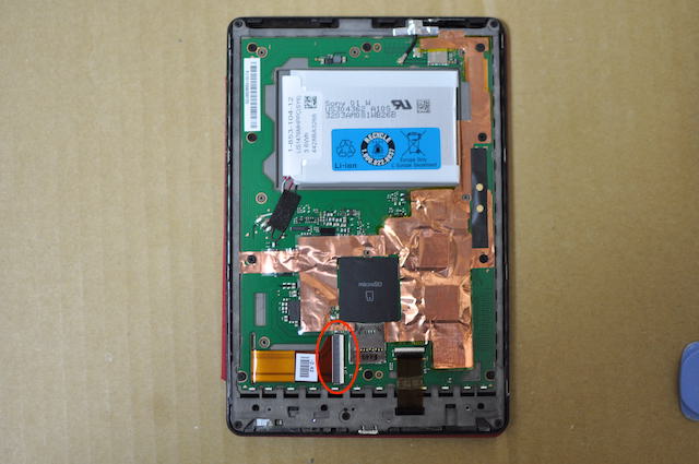 SONY-Readerの基板に接続されているフラットケーブルを解除する