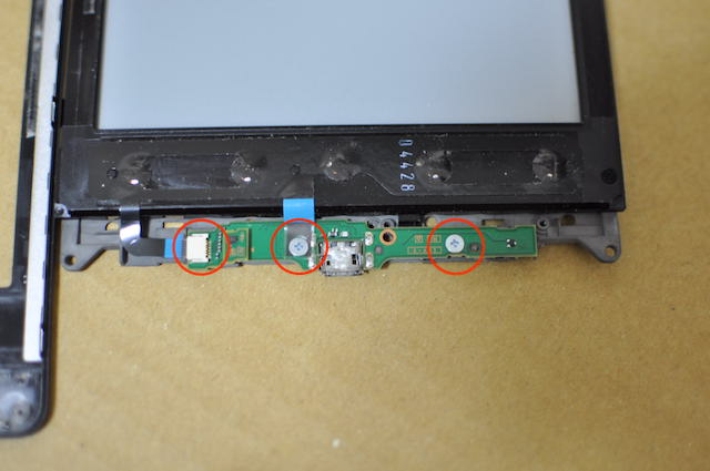 SONY-Readerの小型基板上のビスとケーブル端子の位置