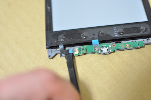 SONY-Readerの小型基板上のケーブル端子をはずす