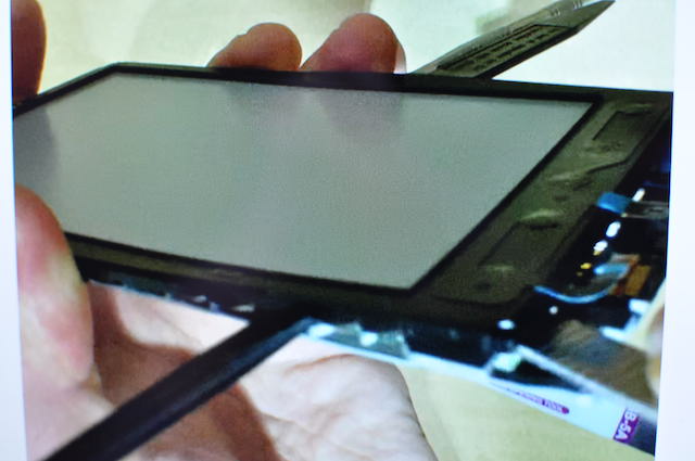SONY-Readerの液晶パネルと金属板の分離作業中