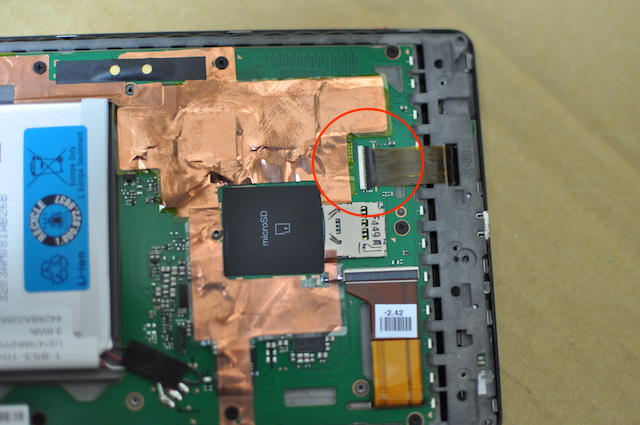 SONY-Readerの小型基板と本体側基板を繋ぐフラットケーブルを解除する
