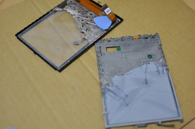 SONY-Readerの液晶パネルと金属板の分離作業中