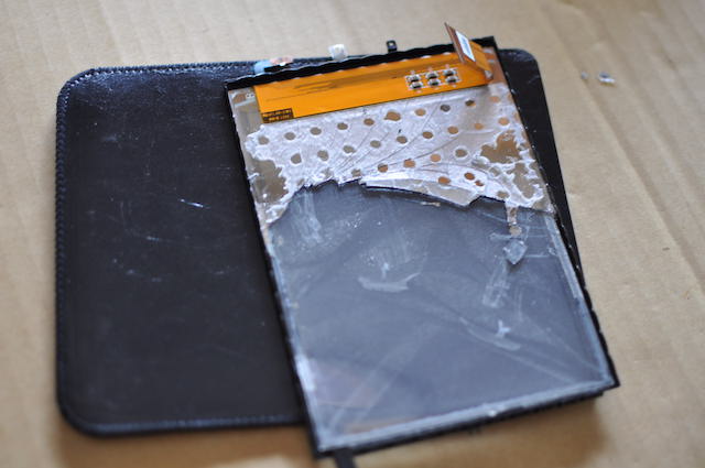 SONY-Readerの液晶パネルと金属板の分離作業中