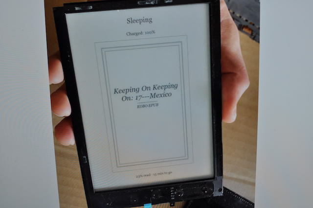 SONY-Readerのあたらしい液晶ディスプレイを樹脂製のパネルへ貼り付ける