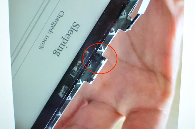 SONY-Readerのあたらしい液晶ディスプレイを金属板に接着させる際、上部の突起と受け口であわせる