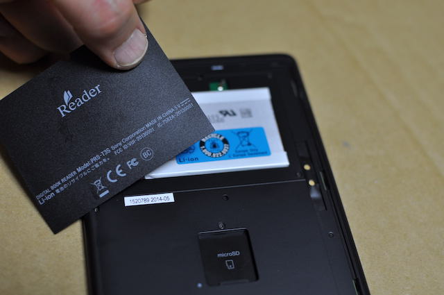 SONY-Readerの充電池カバーのシールを貼り直す