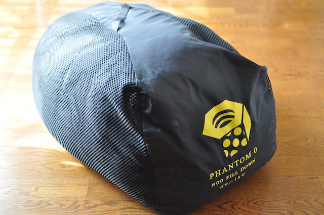 付属の保管袋にいれた、MountainHardware社の寝袋「ファントムゼロ
