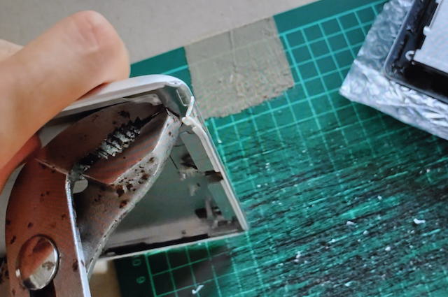 iPad3のアルミボディの金属部品をひっぺがす