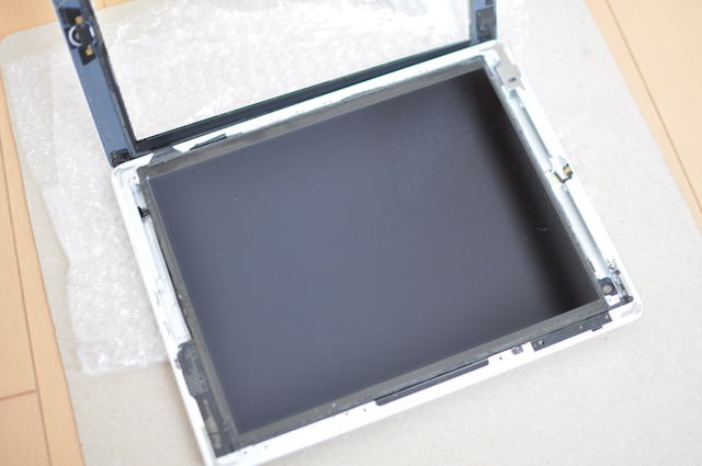 分解取り出し中のiPadのディスプレイ