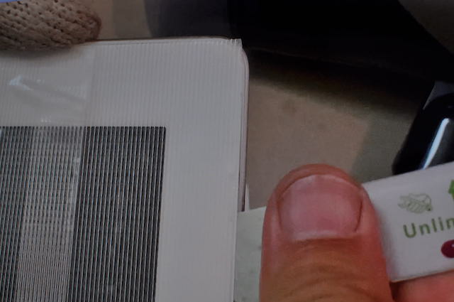 iPadを工具で分解中