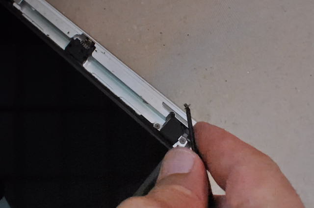 iPadディスプレイ固定ビスを外す