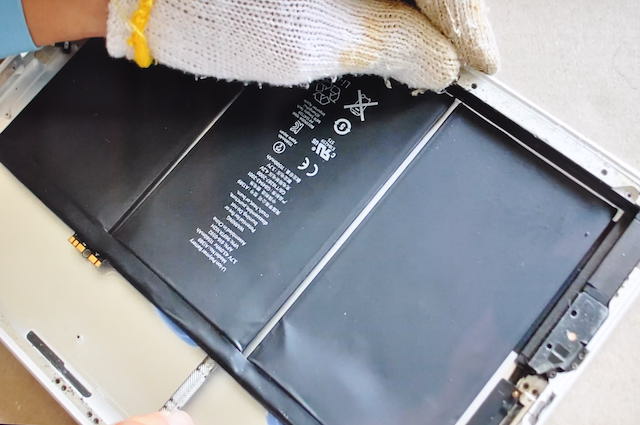 iPadのバッテリーを取り外す