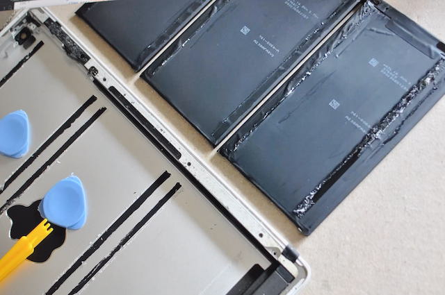 iPadのバッテリーを取り外す