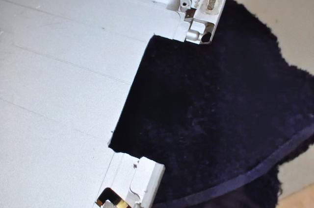 iPad3のアルミボディを加工中