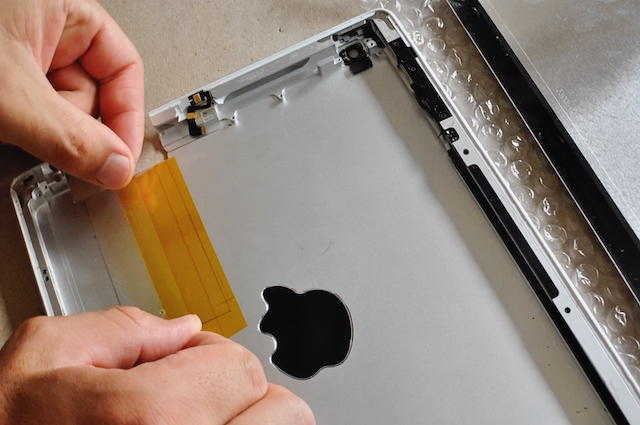 iPad3のアルミボディ側にもカプトンテープを貼る