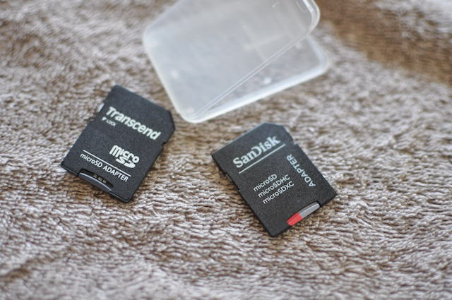 SDカードアダプターにマイクロSDカードを挿しています