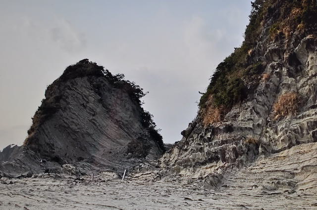 三浦半島、岩礁の道、宮川湾そばの風景