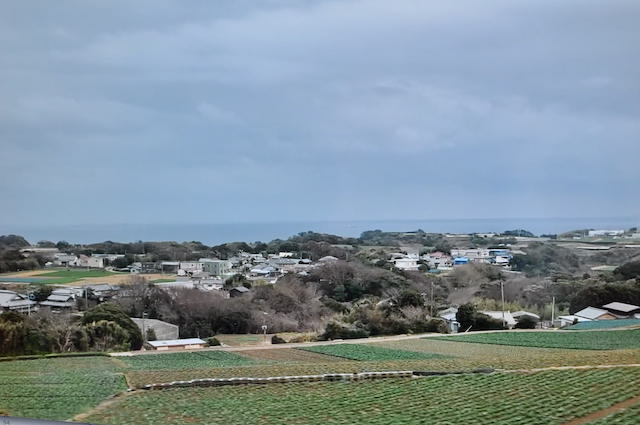 三浦半島、岩礁の道終点そばの宮川町バス停より三浦海岸駅へ向かうバスの車窓からの風景