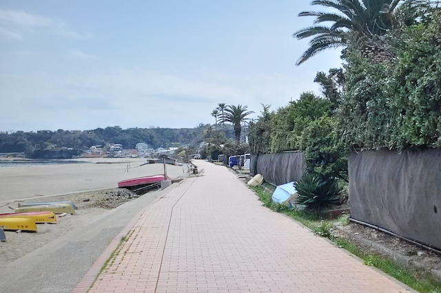 三浦半島、三浦海岸から関東ふれあいの道・岩礁の道の起点に向かうところ