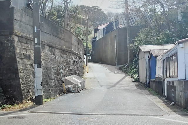 三浦半島、金田海岸から坂を登って松輪バス停をめざします