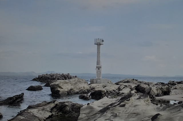 三浦半島、岩礁の道、間口港防波堤から磯に降り立ったところ