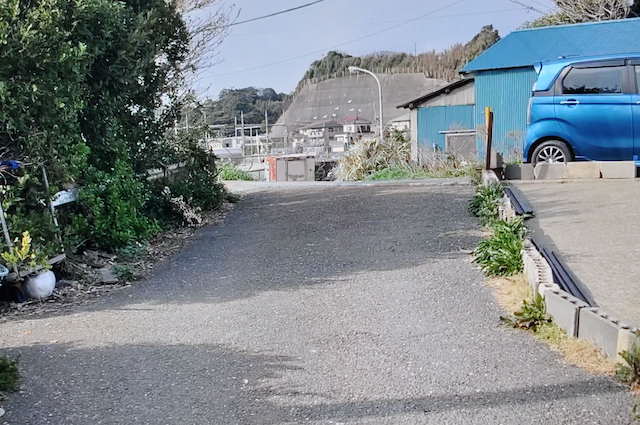 三浦半島、岩礁の道から県道ヘ出ます