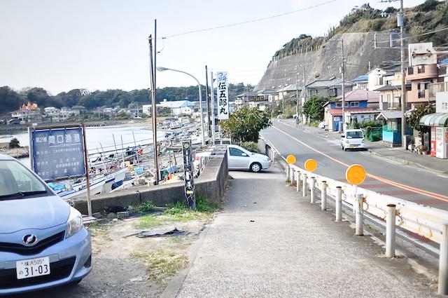 三浦半島、岩礁の道から県道に出たところ
