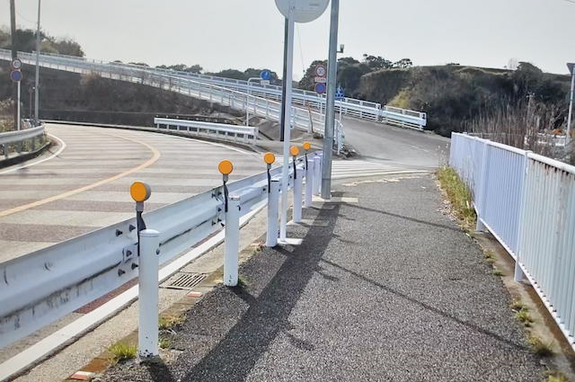 神奈川県道の、岩礁の道との分岐点