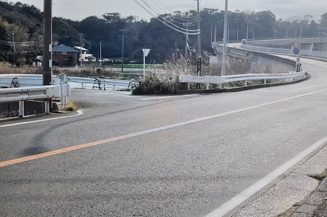 神奈川県道の、岩礁の道、県道から毘沙門湾の磯へ向かう道