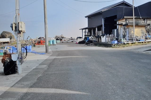 三浦半島・岩礁の道、県道から毘沙門湾の磯へ向かう道